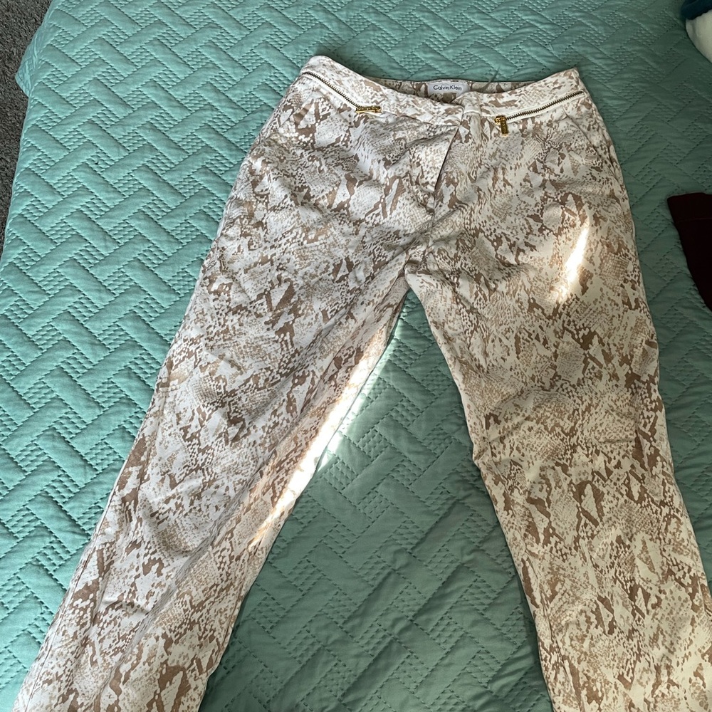 Formal snake print , white and brown
